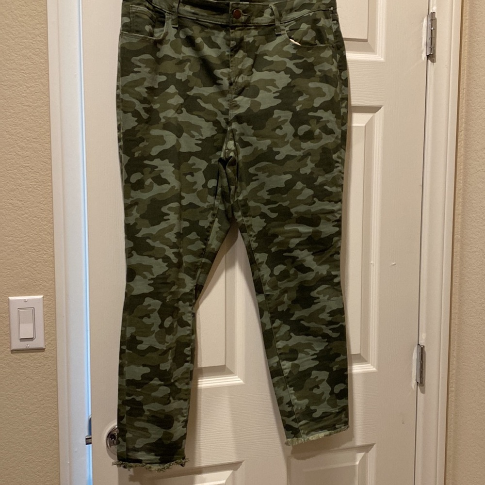 NWOT Old Navy, rockstar, green camouflage jean. Mid rise. Size 16.
